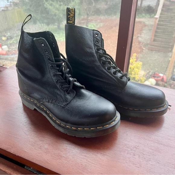 1460 Dr. Martens Women's Virginia Leather Boots in Black - Picture 3 of 6